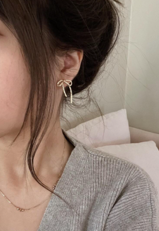Hammered gold bow earrings